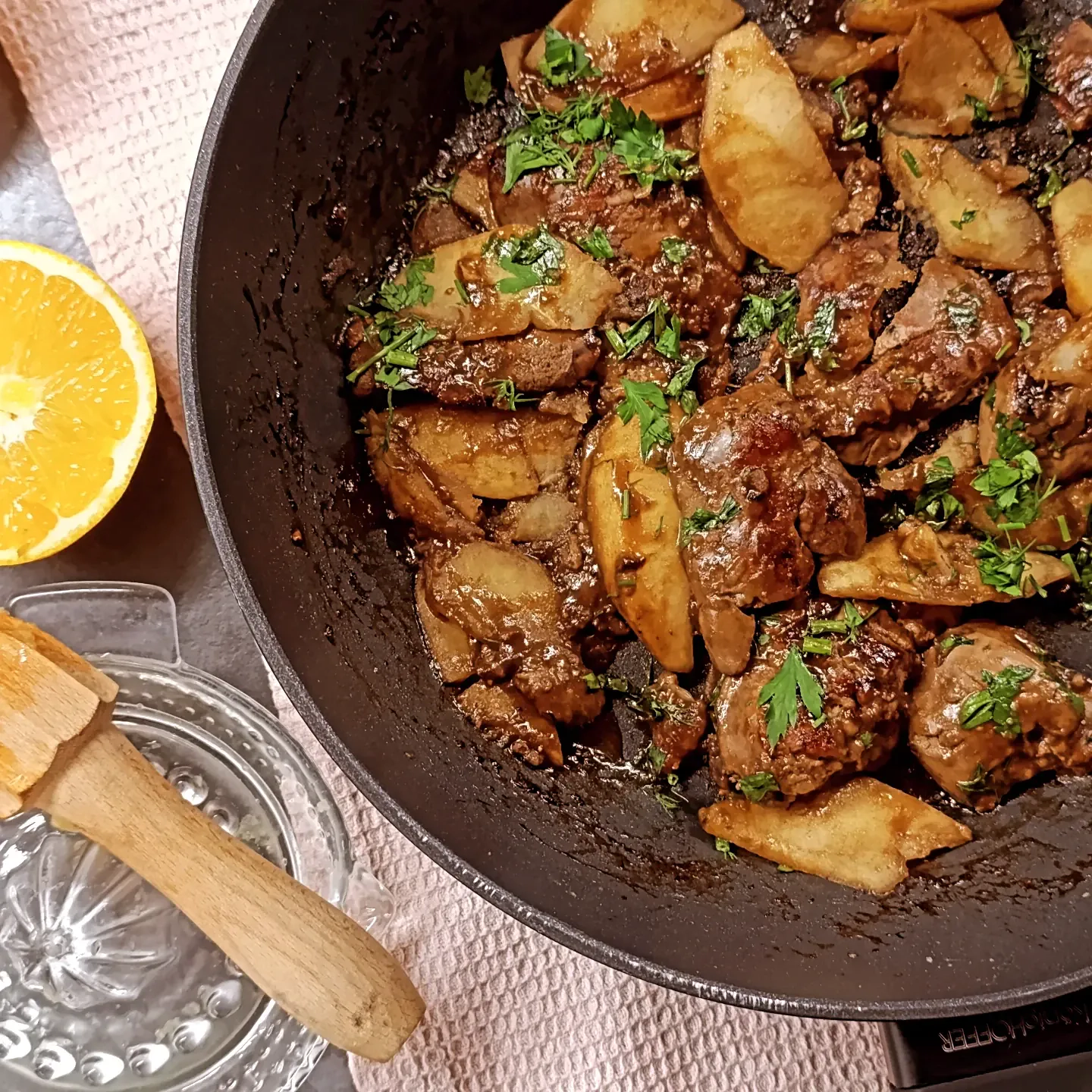 Smażona wątróbka drobiowa z jabłkami