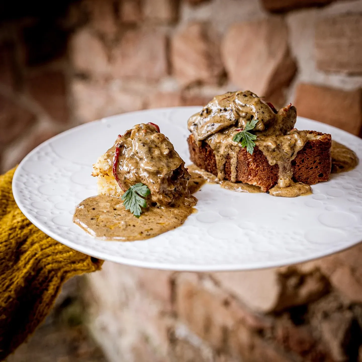Wątróbka drobiowa w chrupiącej panierce w sosie pieczarkowo-śmietanowym