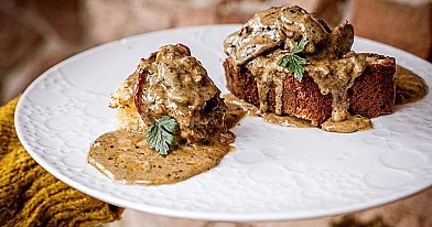 Wątróbka drobiowa w chrupiącej panierce w sosie pieczarkowo-śmietanowym