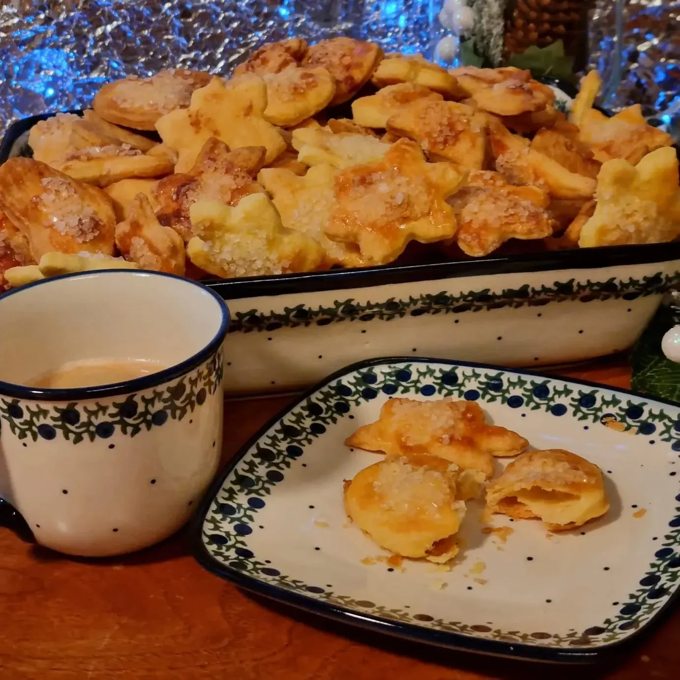 Ciastka półfrancuskie z twarogiem i jabłkami.