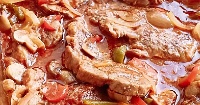 Karkówka z piekarnika w sosie słodko-kwaśnym z pieczarkami, papryką i cebulą