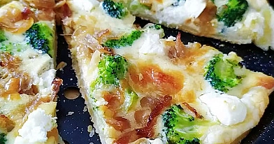 Tarta francuska z kurczakiem, brokułem i fetą na chrupiącym cieście