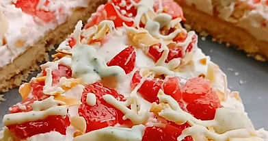Letnia tarta z mascarpone i owocami w białej czekoladzie