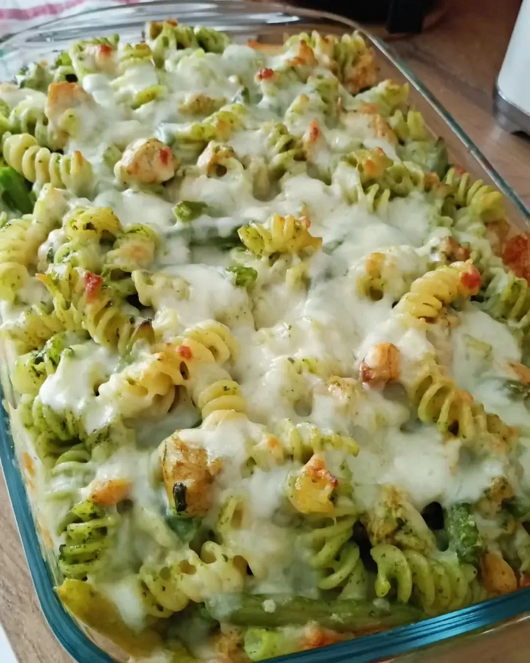 Zapiekanka makaronowa z kurczakiem, fasolką szparagową i pesto bazyliowym