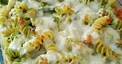 Zapiekanka makaronowa z kurczakiem, fasolką szparagową i pesto bazyliowym