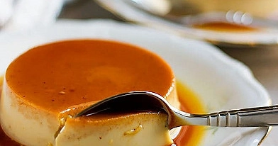 Ispaniškas desertas "Flan" su karamele