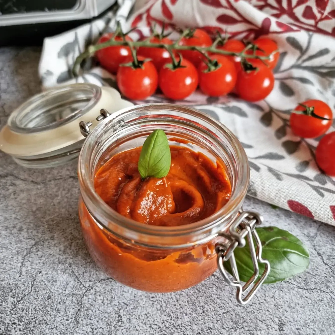 Orkaitėje keptų pomidorų padažas pagal Vytarą Radzevičių (įkvėpta TV laidos)