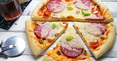 Amerykańska pizza na grubym cieście
