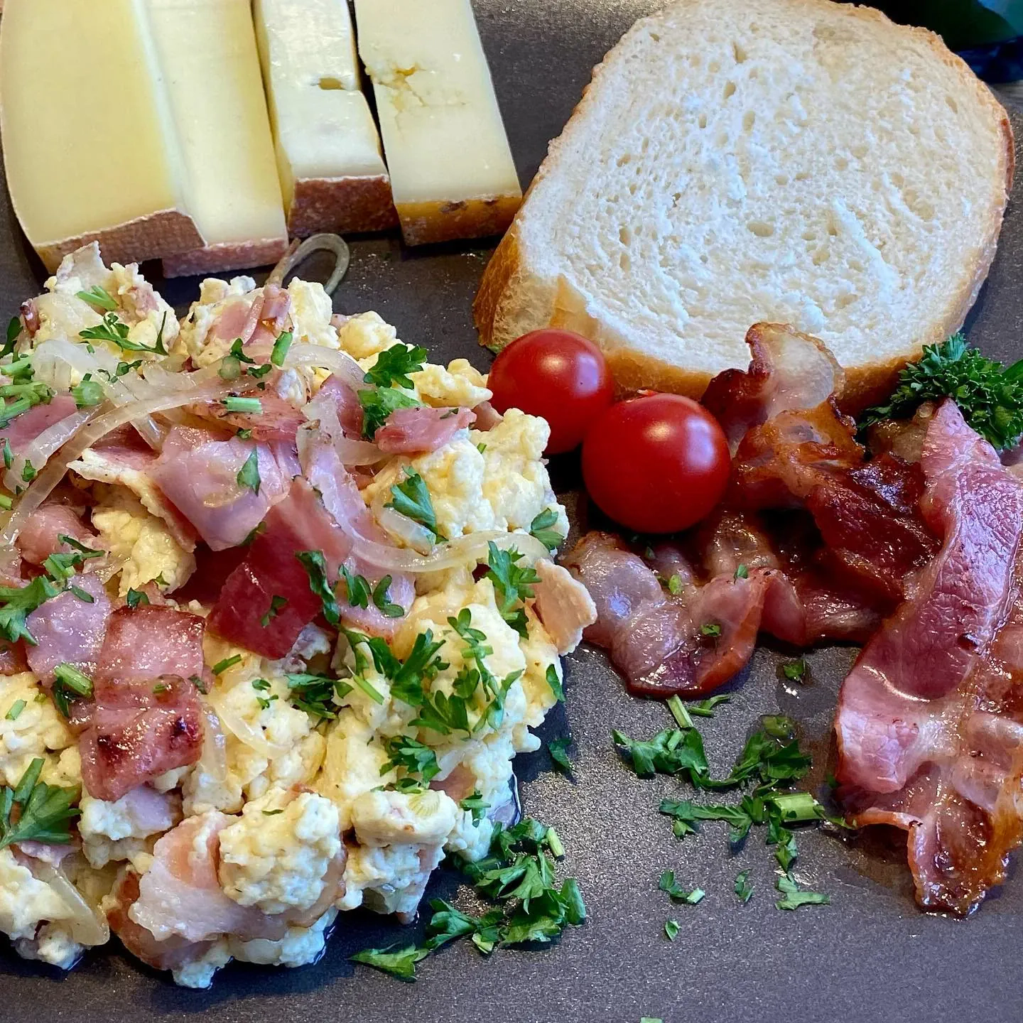 Rührei mit Speck und Zwiebeln
