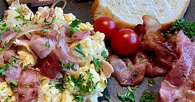 Rührei mit Speck und Zwiebeln