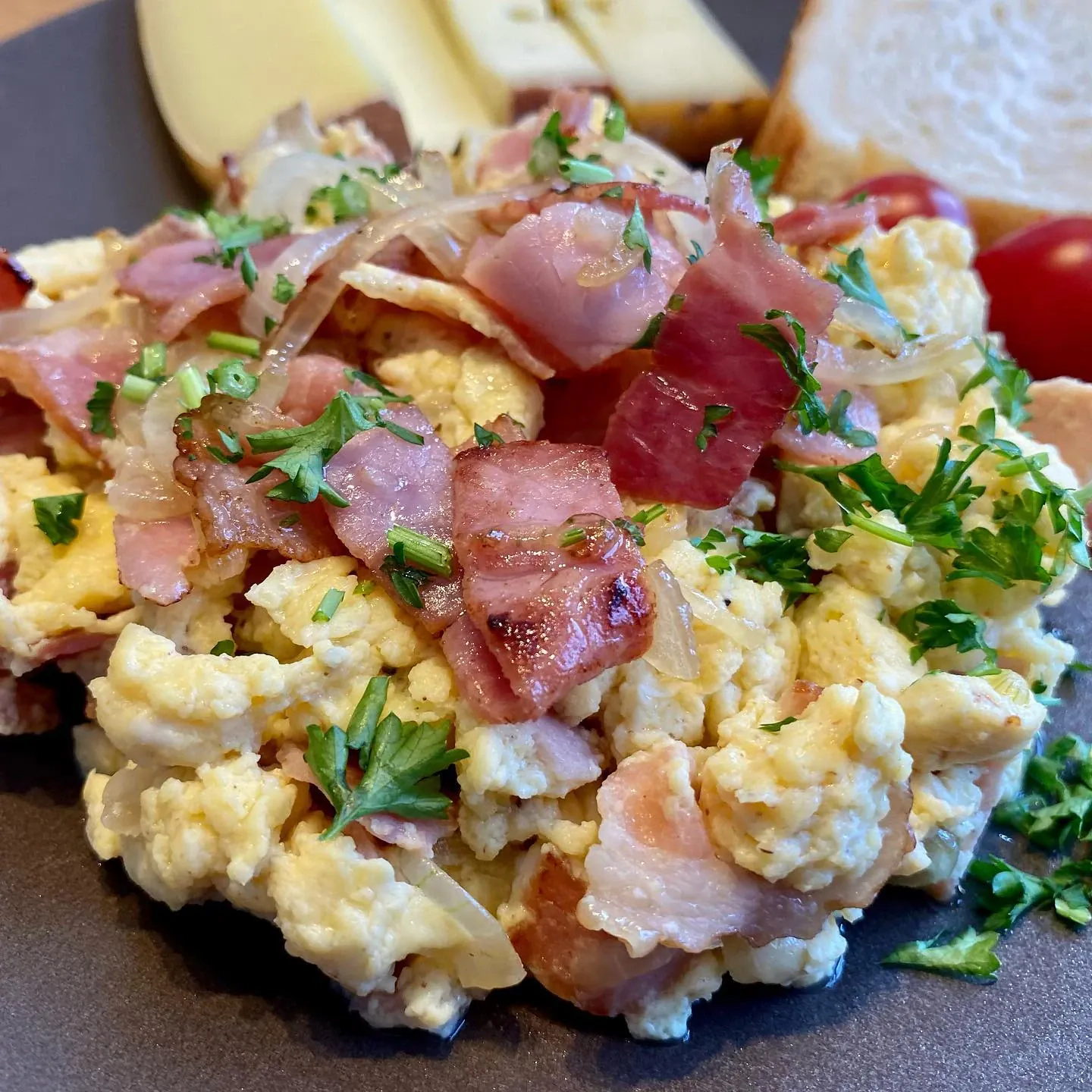 Rührei mit Speck und Zwiebeln