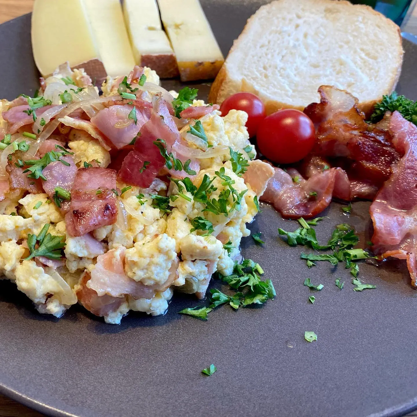 Rührei mit Speck und Zwiebeln