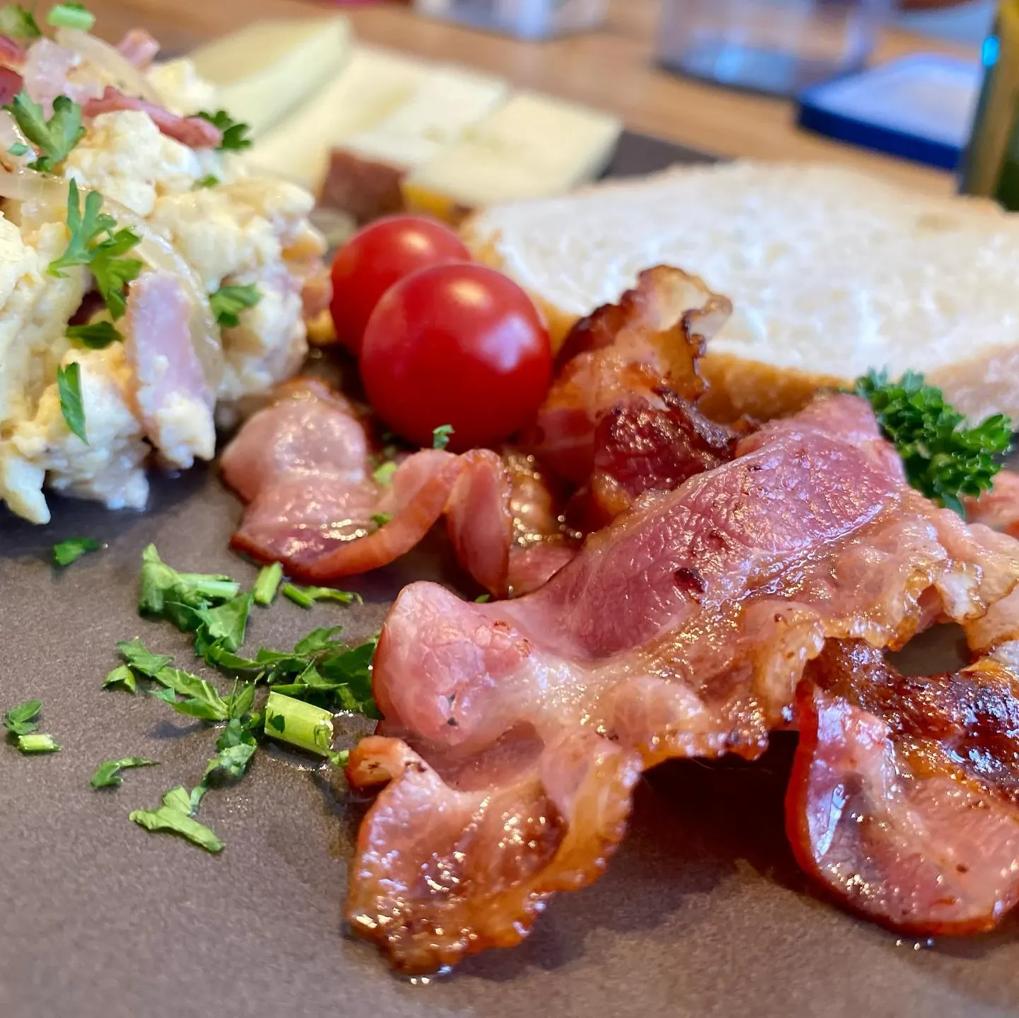 Rührei mit Speck und Zwiebeln