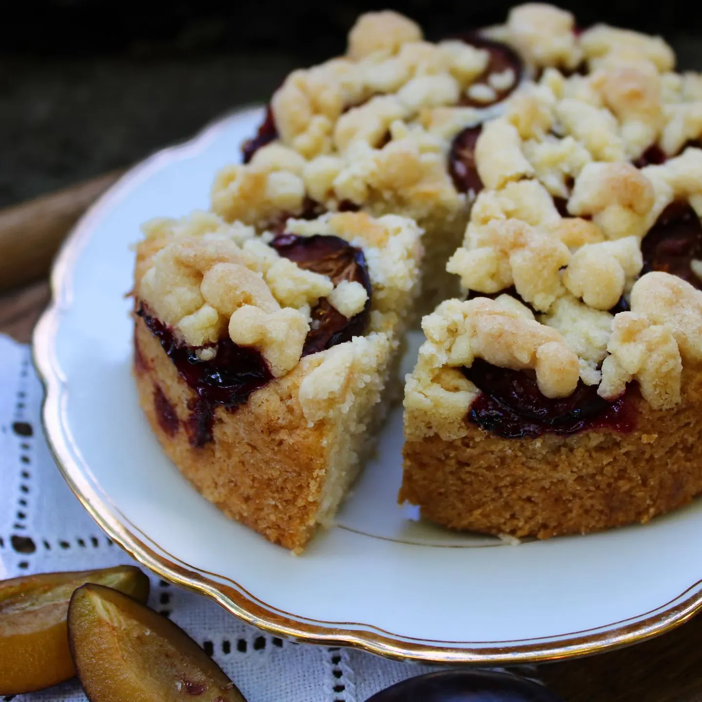 Pflaumenkuchen mit Marzipan und Streuseln