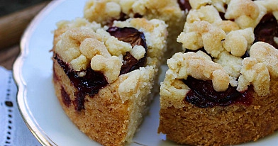 Pflaumenkuchen mit Marzipan und Streuseln