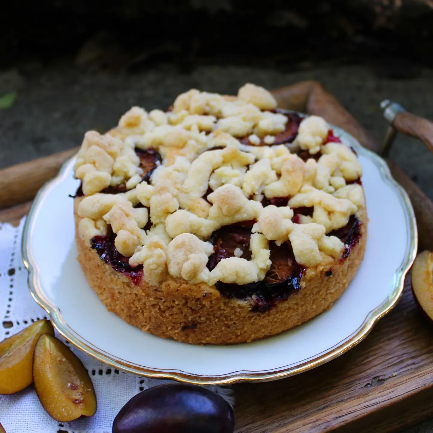Pflaumenkuchen mit Marzipan und Streuseln