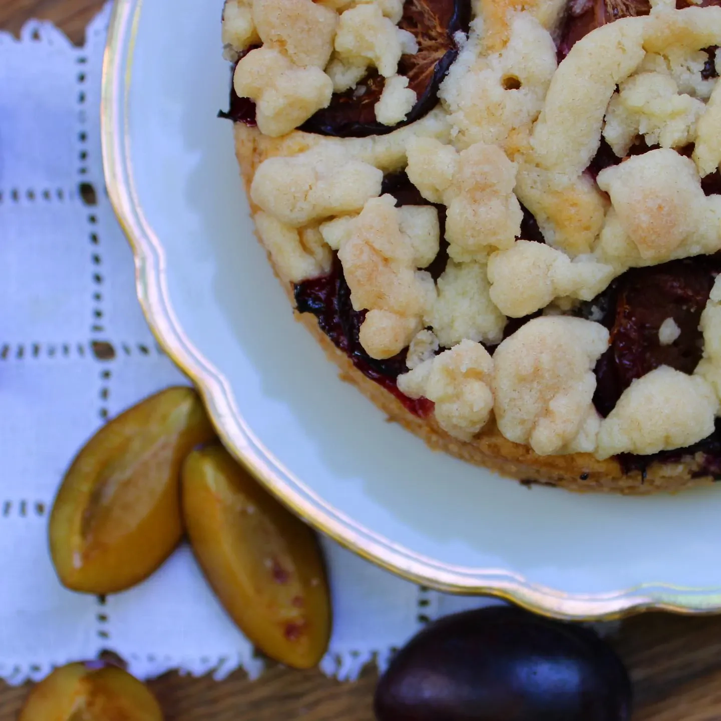 Pflaumenkuchen mit Marzipan und Streuseln