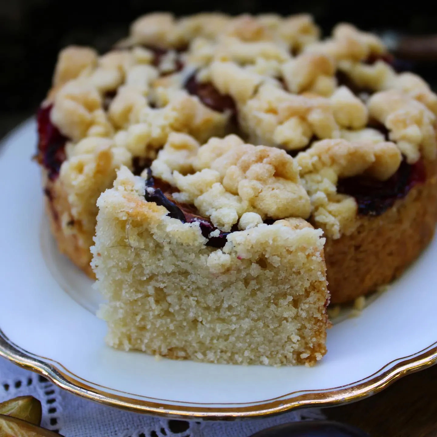 Pflaumenkuchen mit Marzipan und Streuseln