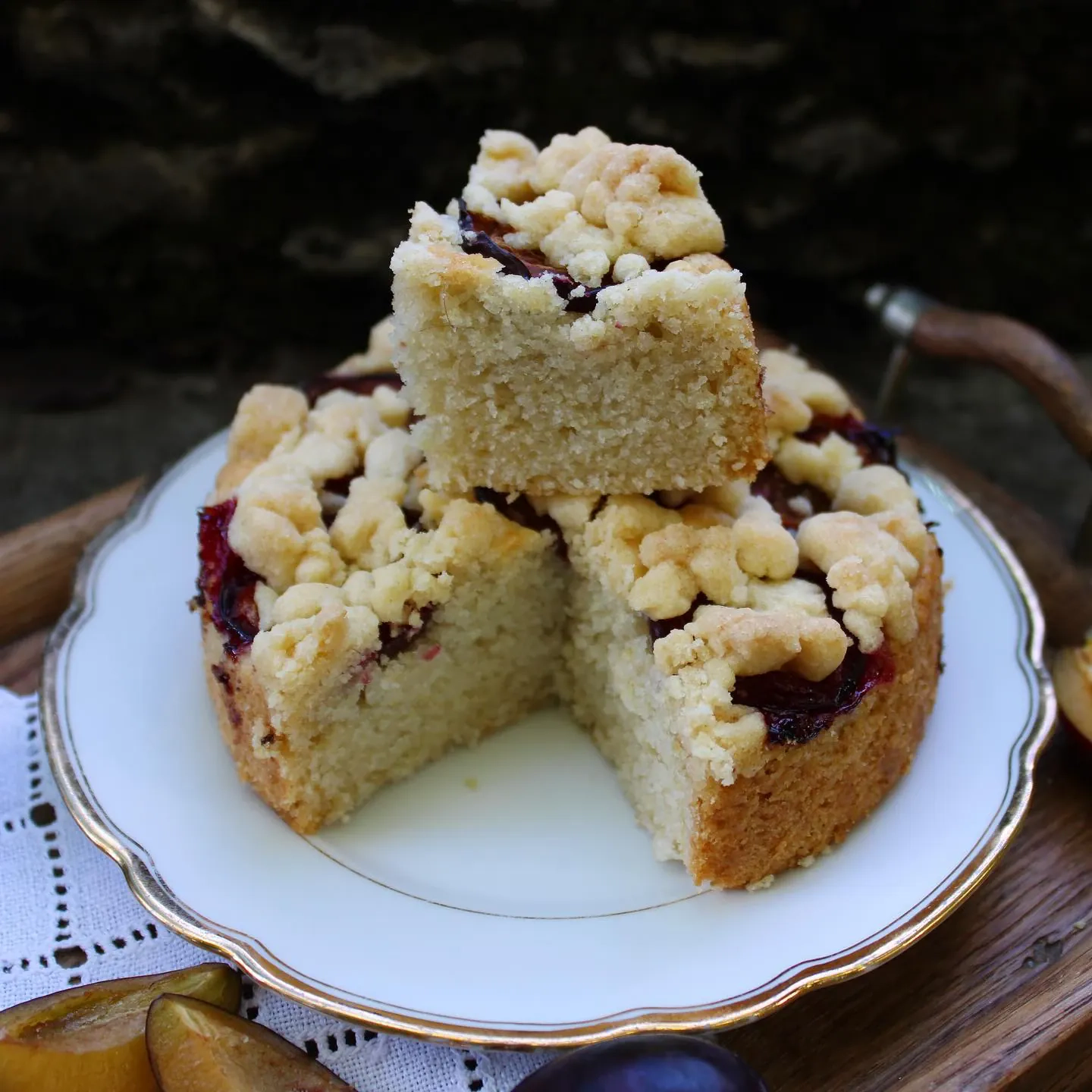 Pflaumenkuchen mit Marzipan und Streuseln
