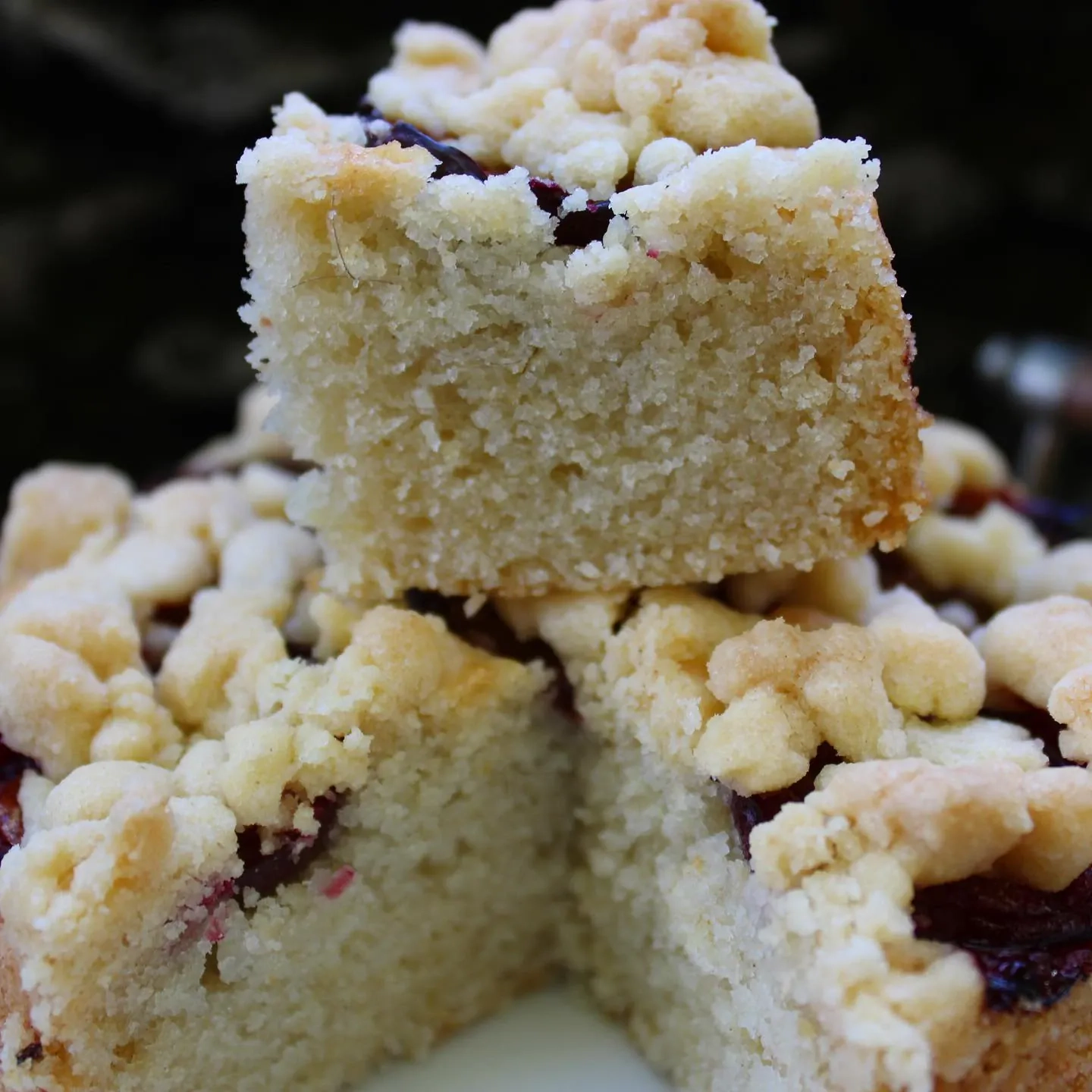Pflaumenkuchen mit Marzipan und Streuseln