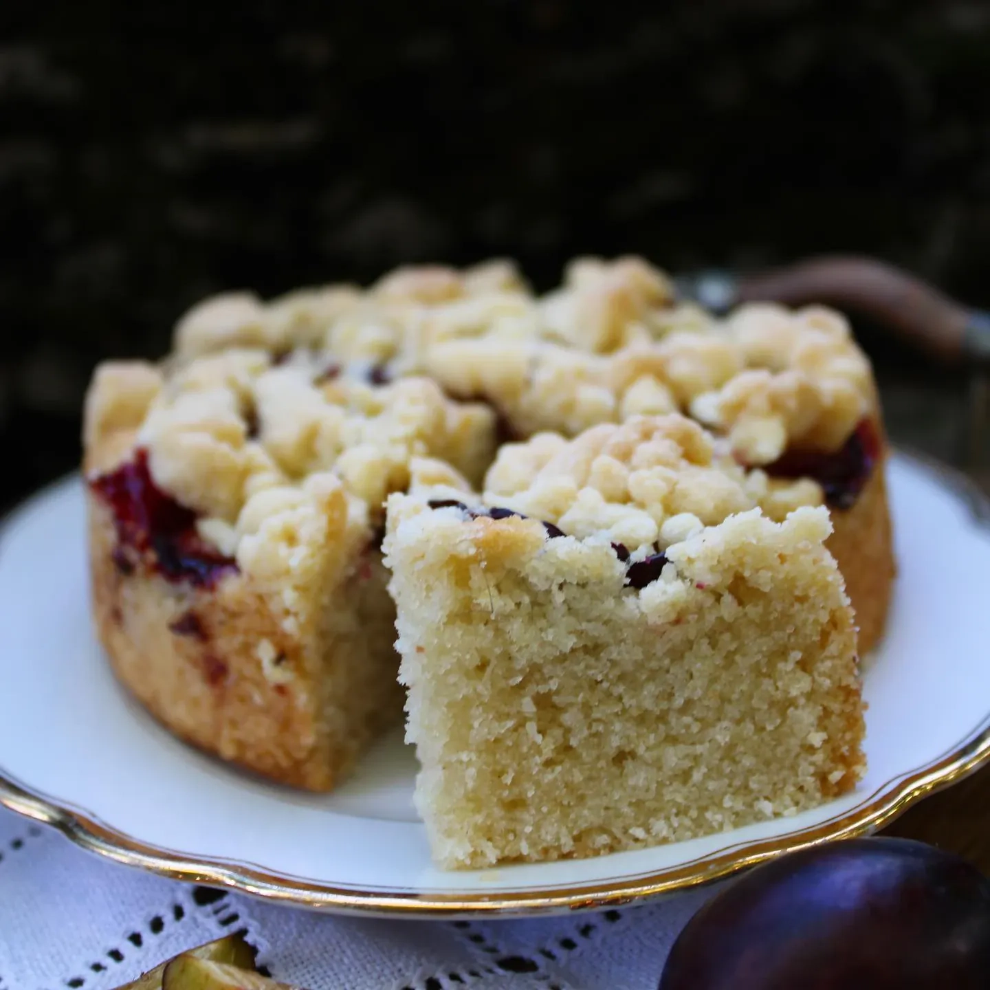 Pflaumenkuchen mit Marzipan und Streuseln
