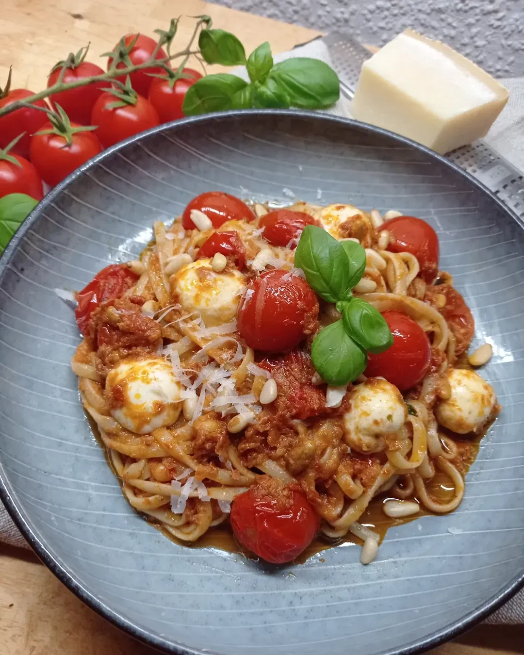 Pasta mit frischen Tomaten, Pesto Rosso und Mozzarella