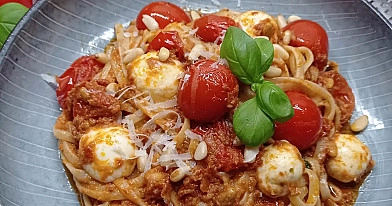 Pasta mit frischen Tomaten, Pesto Rosso und Mozzarella
