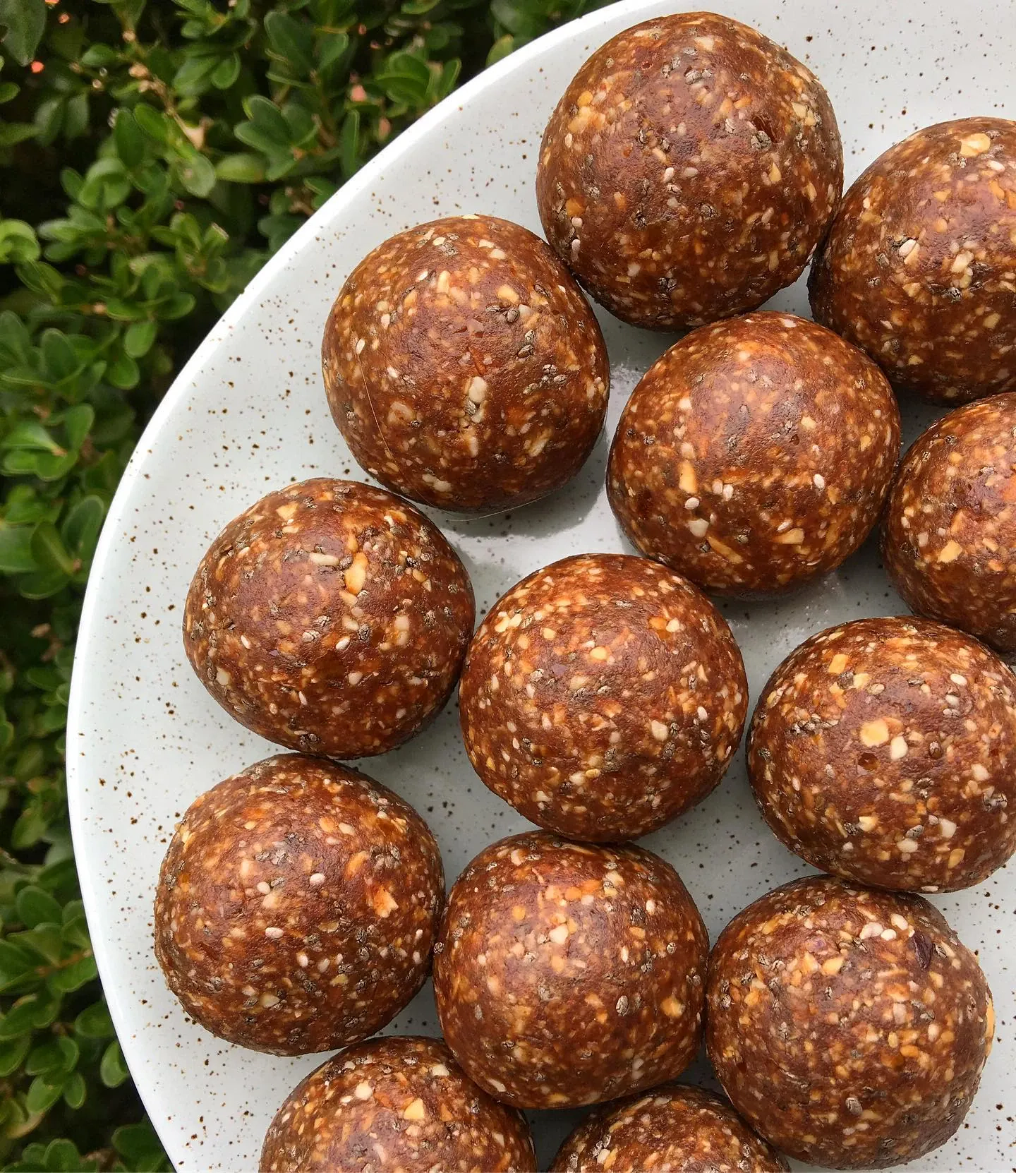 Protein balls with dates and peanut butter