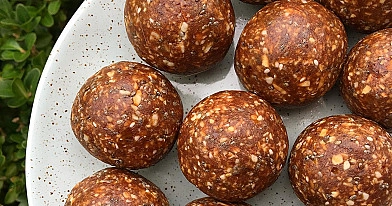 Protein balls with dates and peanut butter