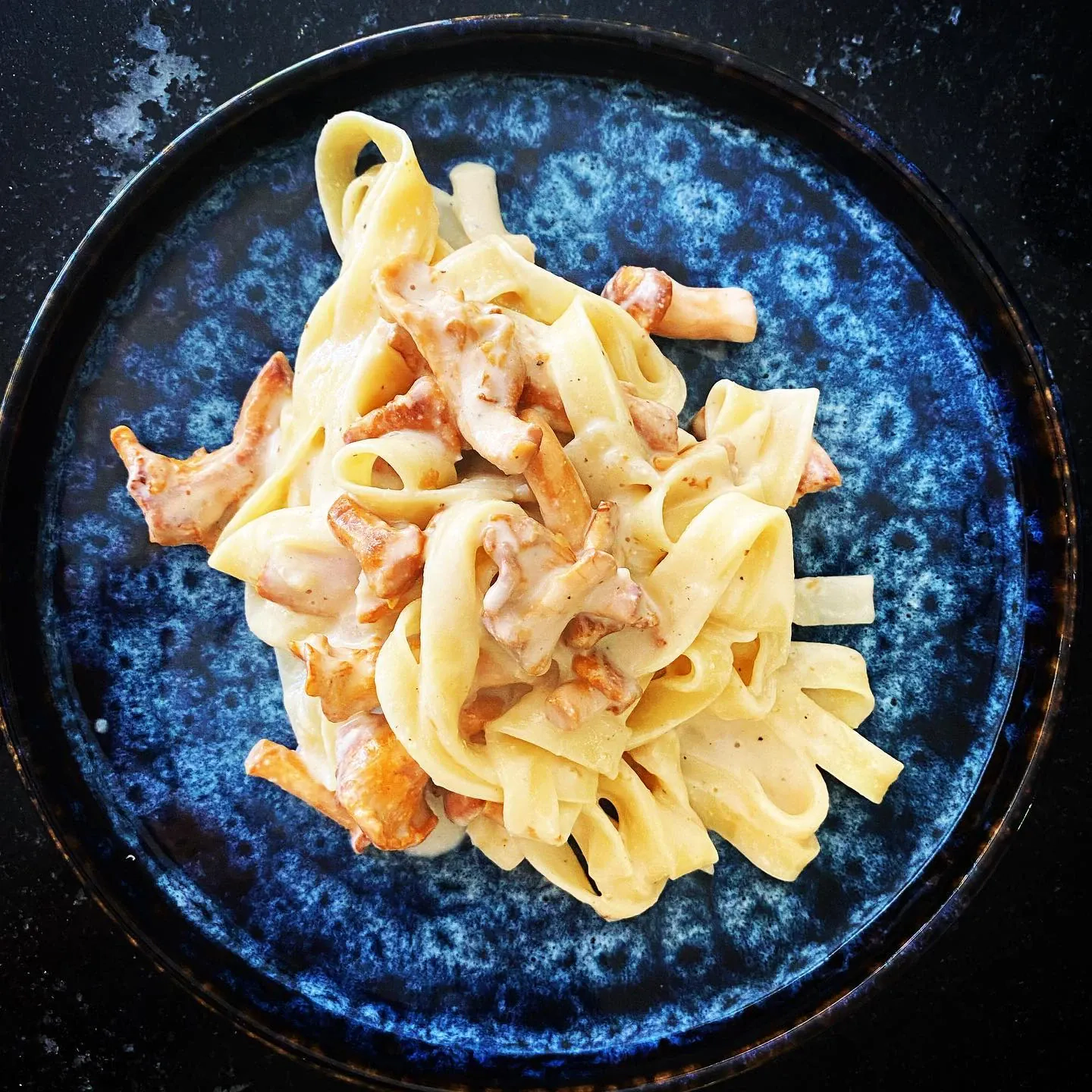 Tagliatelle mit Pfifferlingen in cremiger Cashew-Sahnesoße