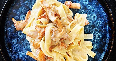 Tagliatelle mit Pfifferlingen in cremiger Cashew-Sahnesoße