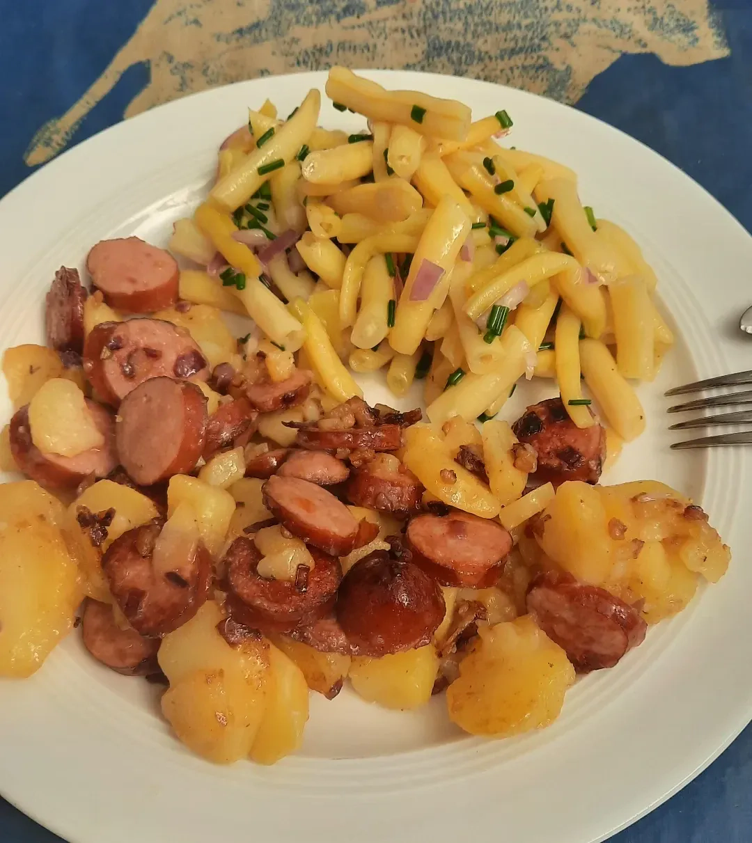 Gelber Bohnensalat mit Sahne und roten Zwiebeln