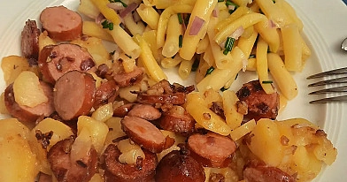 Gelber Bohnensalat mit Sahne und roten Zwiebeln