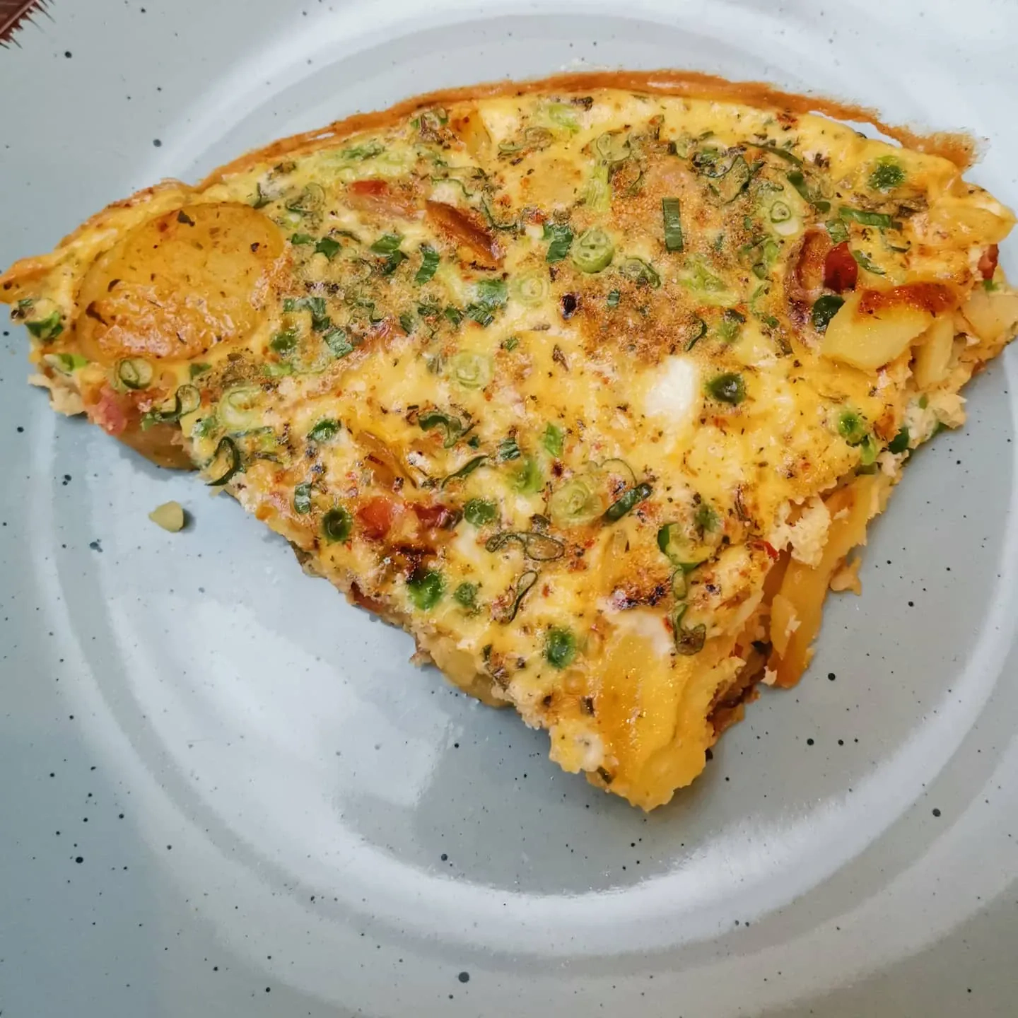 Italienische Frittata mit Kartoffeln, Erbsen und Frühlingszwiebeln