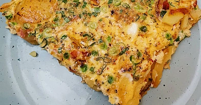 Italienische Frittata mit Kartoffeln, Erbsen und Frühlingszwiebeln