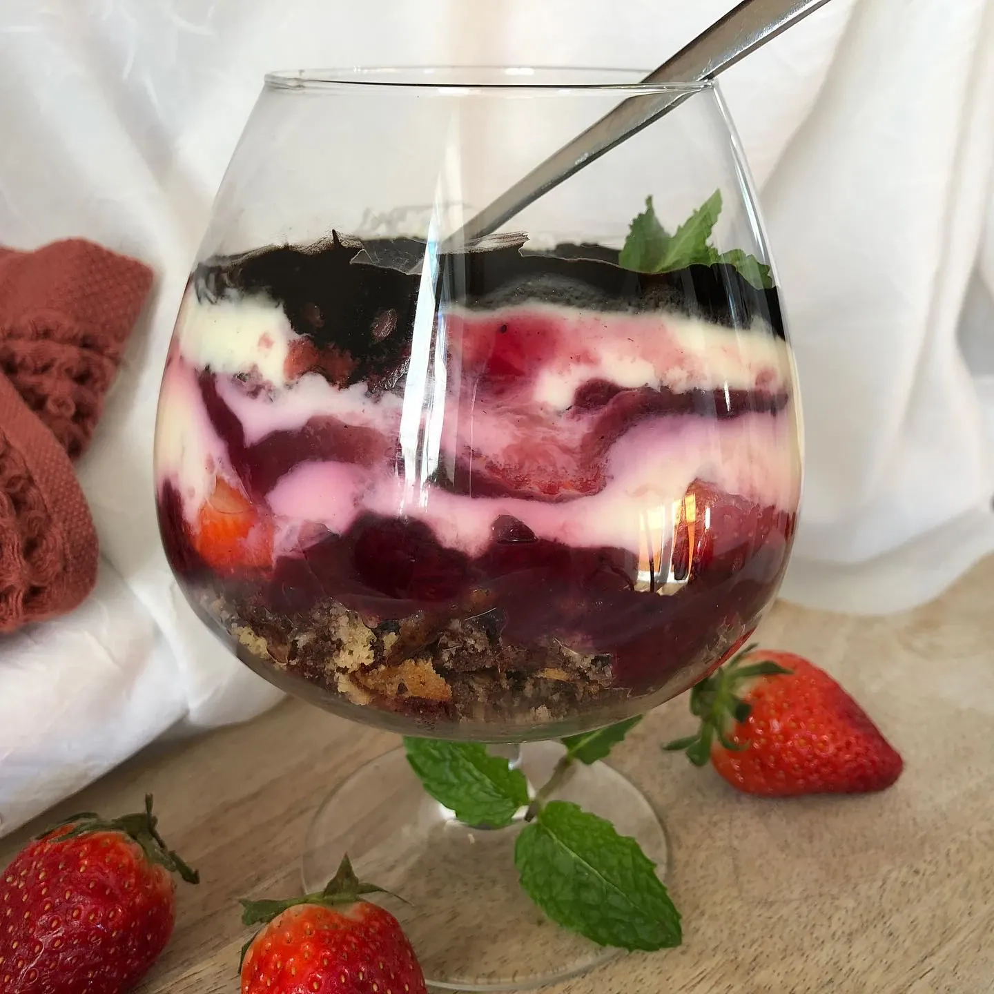 Schneewittchen-Dessert mit Mascarpone, Beeren und Schokokrümeln