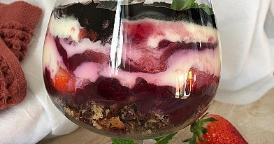Schneewittchen-Dessert mit Mascarpone, Beeren und Schokokrümeln