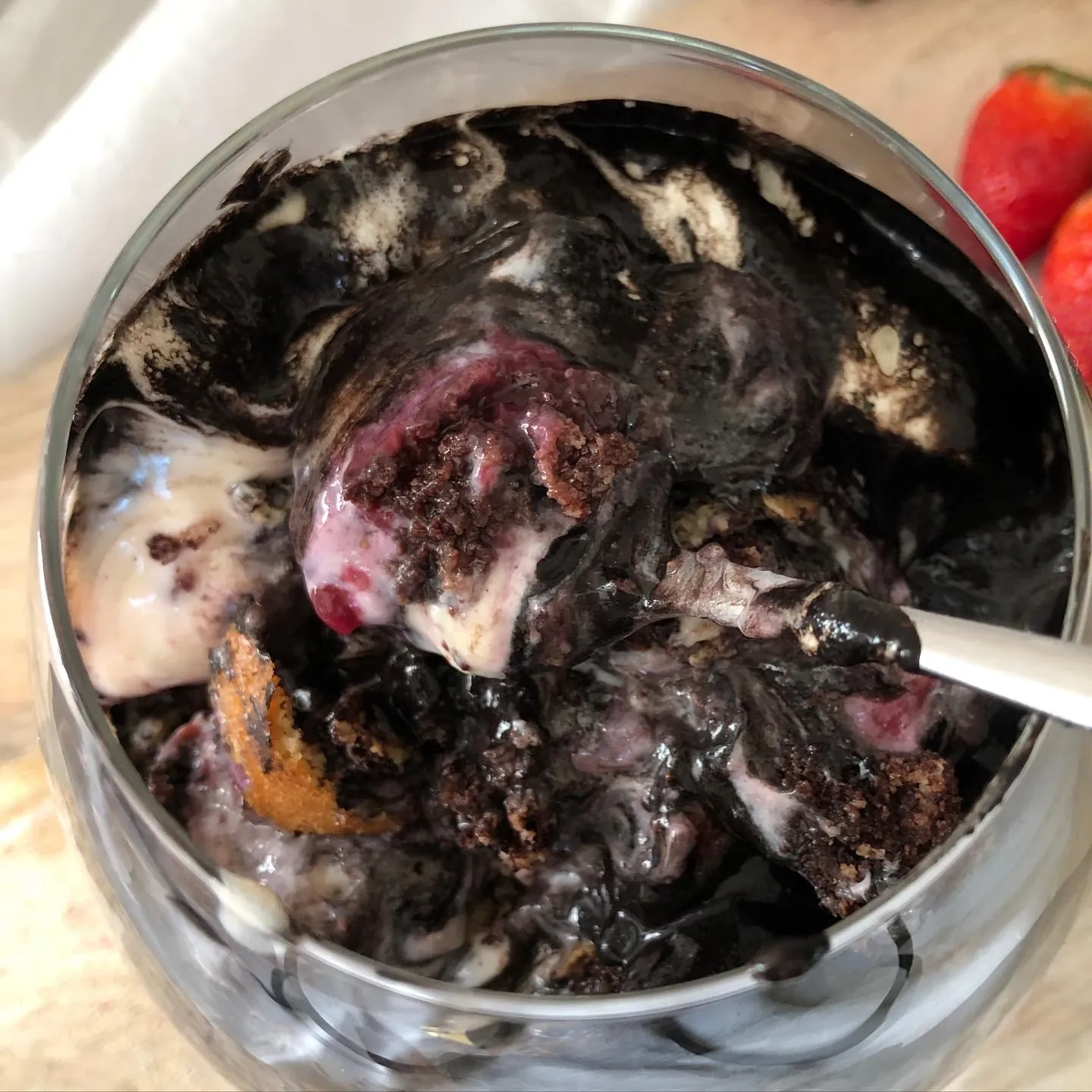 Schneewittchen-Dessert mit Mascarpone, Beeren und Schokokrümeln