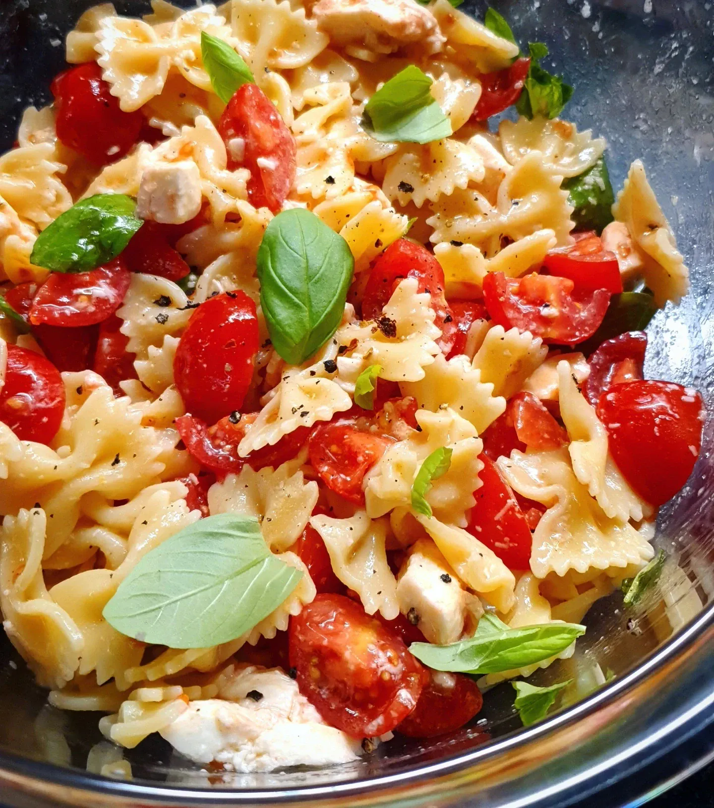 Nudelsalat mit eingelegten Tomaten, Feta und Basilikum