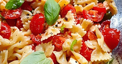 Nudelsalat mit eingelegten Tomaten, Feta und Basilikum