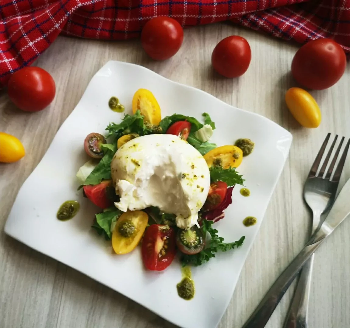 Salotos su pomidorais ir burrata sūriu