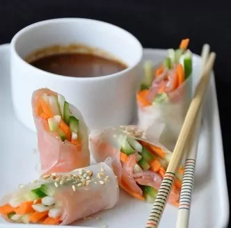 Šaltas užkandis Summer rolls su lašiša