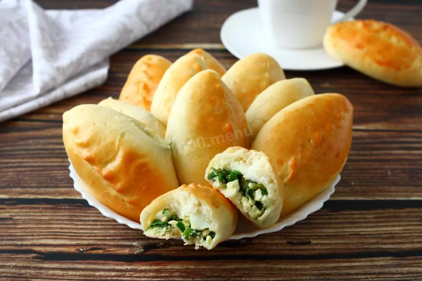 Drożdżowe pierożki z zieloną cebulą i jajkiem w piekarniku