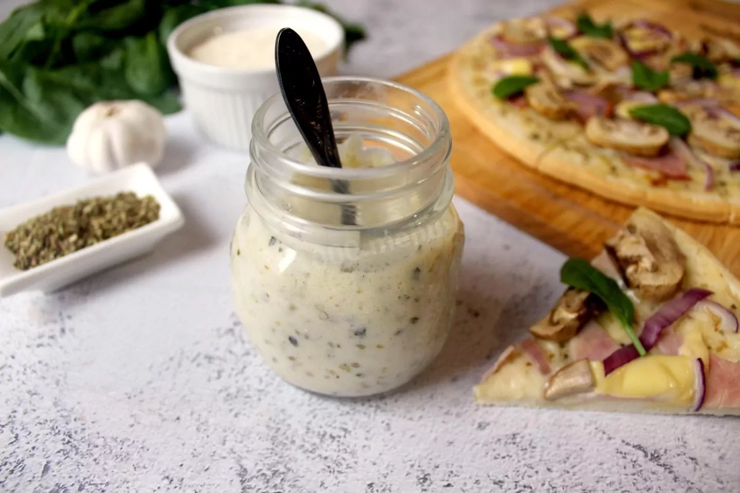 Biały sos do pizzy