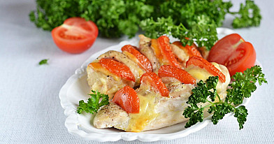 Filet z kurczaka z pomidorami i serem w piekarniku