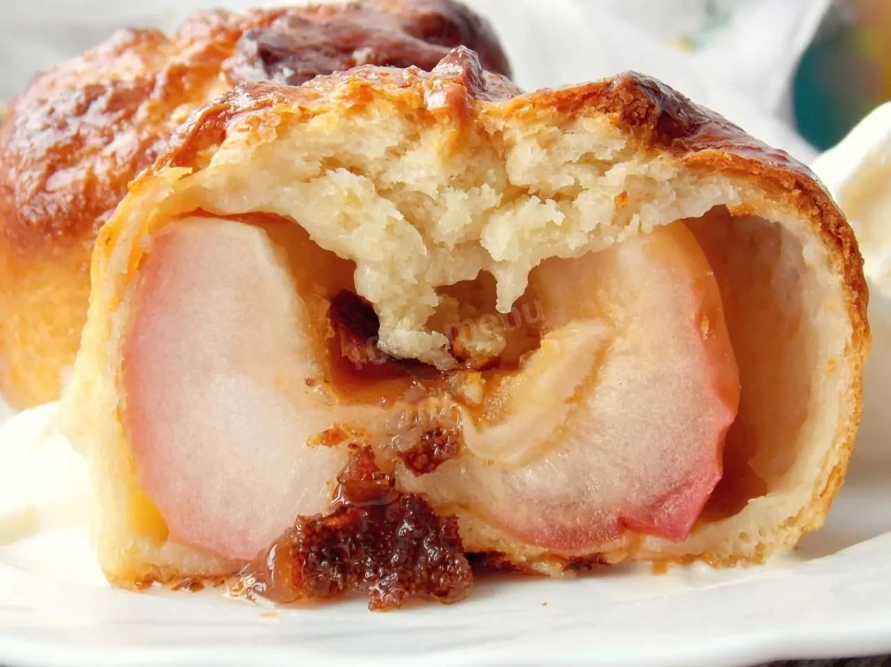 Pieczone jabłka w cieście drożdżowym w piekarniku