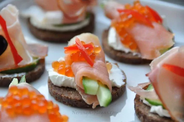 Maži sumuštinukai - užkandis prie vyno: Canapes su lašiša bei kumpiu