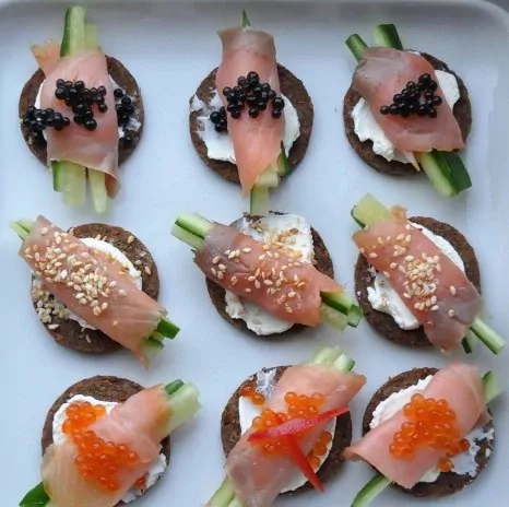 Maži sumuštinukai - užkandis prie vyno: Canapes su lašiša bei kumpiu