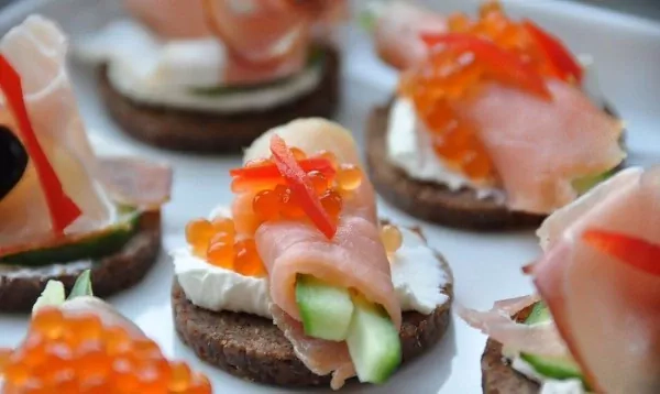 Maži sumuštinukai - užkandis prie vyno: Canapes su lašiša bei kumpiu