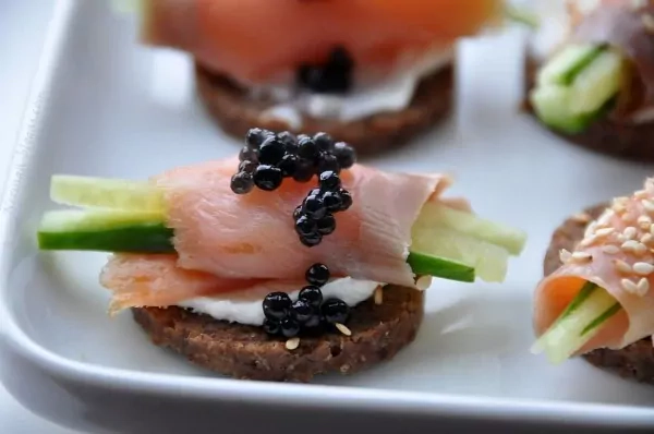 Maži sumuštinukai - užkandis prie vyno: Canapes su lašiša bei kumpiu